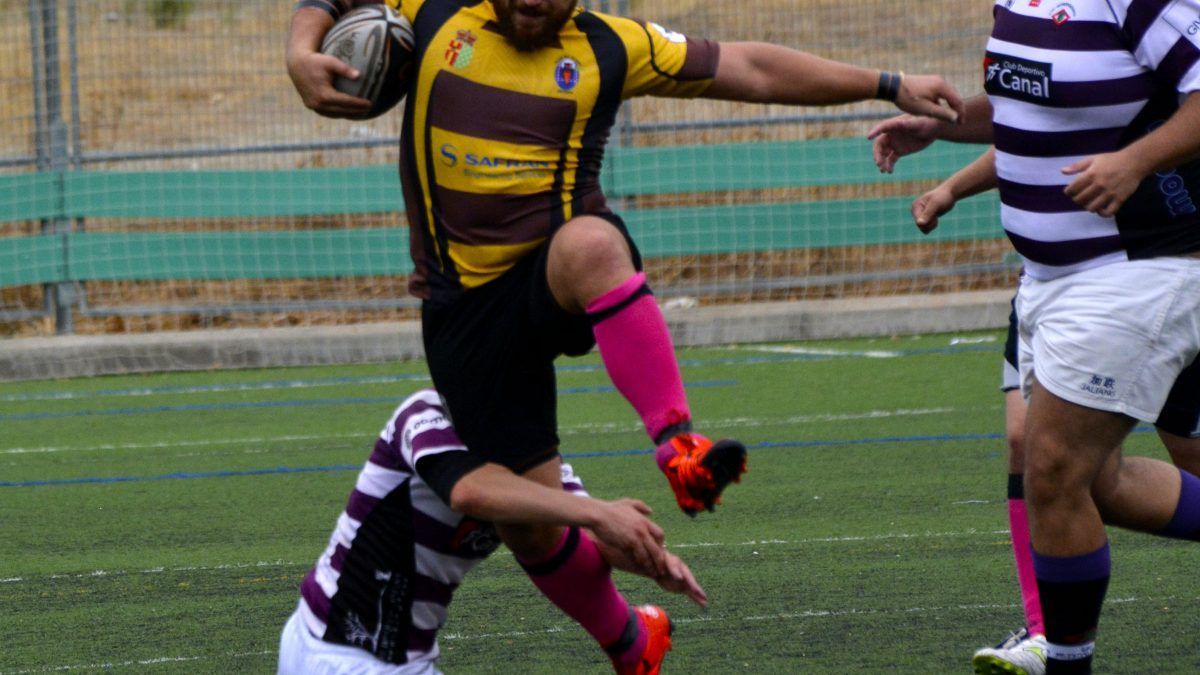 Jugador placando a rival