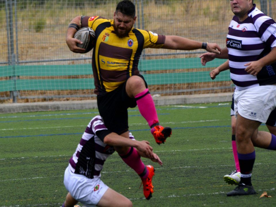 Jugador placando a rival