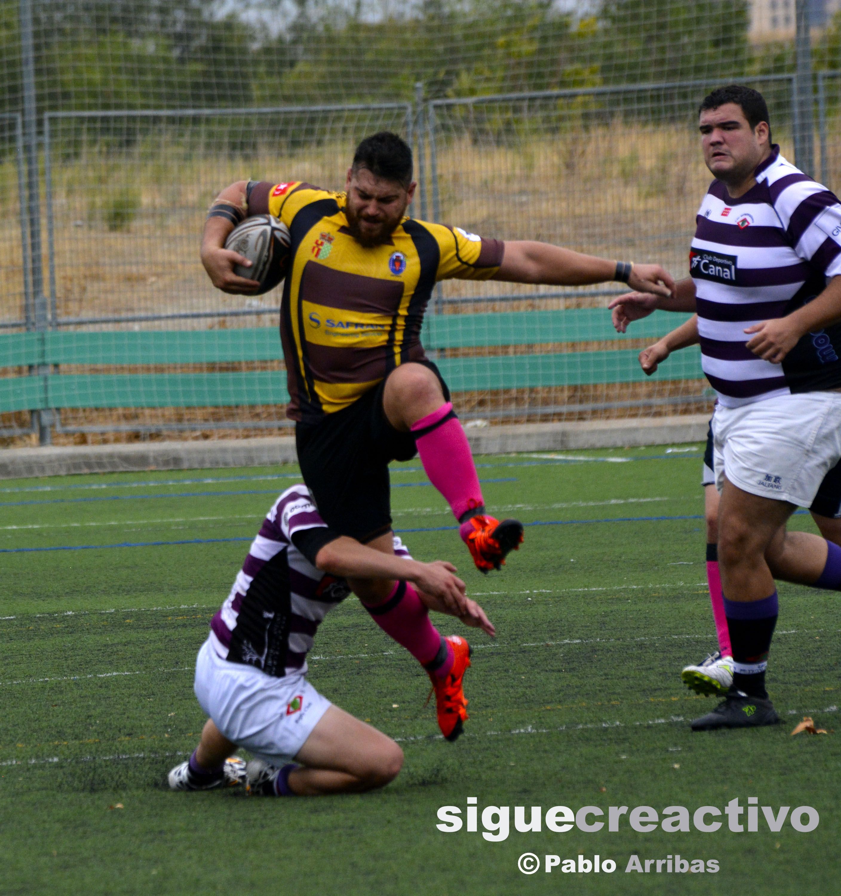 Jugador placando a rival
